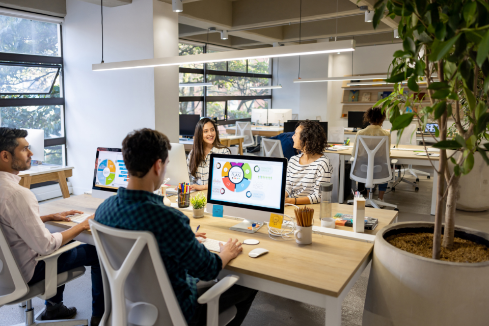 The Benefits of Hot Desking by Desks by the Day